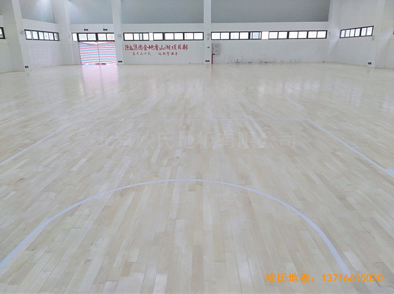 廣州金地香山湖小學(xué)籃球館運(yùn)動木地板施工案例0