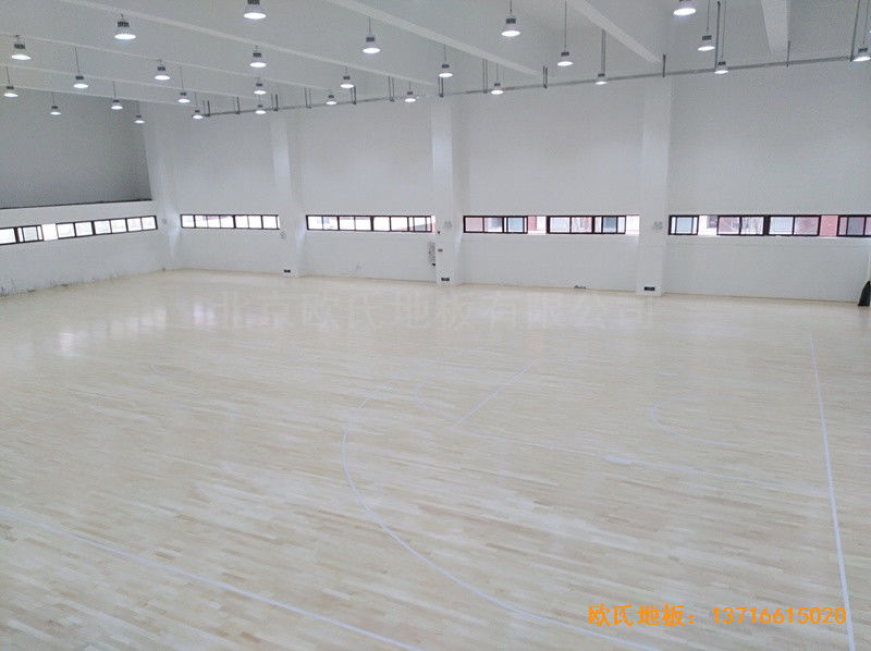 廣州金地香山湖小學(xué)籃球館運(yùn)動木地板施工案例4