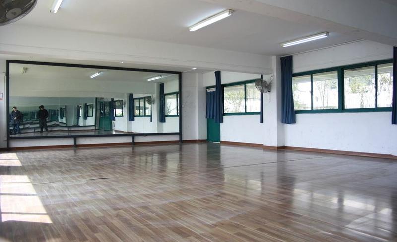 小學(xué)俄勒岡松舞臺(tái)體育場館地板施工隊(duì)2